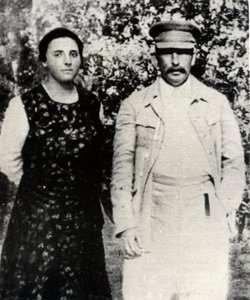 1920年代後半、ソビエト指導者のヨセフスターリンと2人目の妻ナデジダアリルイエバ 作： Unbekannt