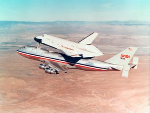 1977年にボーイング747の航空機に搭載されたスペースシャトルオービター 作： Unbekannt