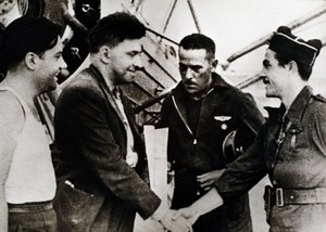 スペイン内戦（1936-1939年）。内戦のソ連特派員としてバルセロナ空港（スペイン）に到着したロシア人作家イリア・グリゴリエビッチ・エーレンブルク（1891-1967）（左から2人目 作： Unbekannt