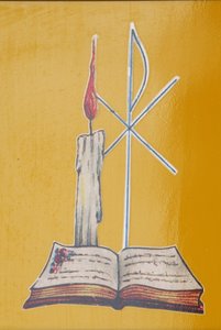 ステンドグラスの窓。祭壇のろうそくと聖書（トーゴ、アネホ 作： Unbekannt