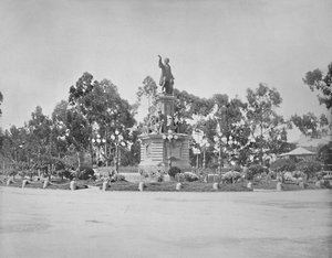 メキシコシティのパセオにあるコロンブスの像、c1897。
