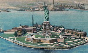 ニューヨーク港のベッドローズ島の自由の女神。ニューヨーク市、c1940年代