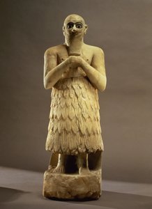 紀元前2500年頃、ユーフラテス川中流域のマリで発見された、女神イシュタルを崇拝する官吏または執事エビー・イルの像（石膏、ラピスラズリ）（詳細は93166を参照のこと 作： Unbekannt