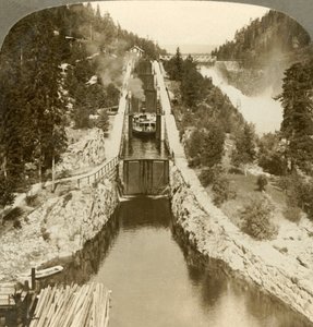 ノルウェーのバンダクノールジョの水門で、ヴラン滝の横にある丘を登る蒸気船。c1905年。 作： Unbekannt