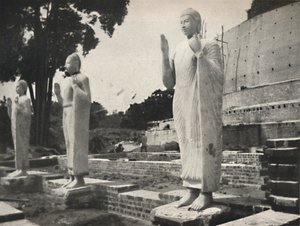 修復中のルワンワリダゴバの前にある石像、アヌラーダプラ、1926 作： Unbekannt