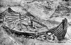 ノルウェー、c1904-1905の数か月の発掘後のOsebergバイキング船の船尾ビュー 作： Unbekannt