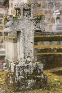 石の十字架、パリ、フランス