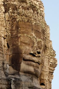 アンコール・トムのバイヨン寺院にあるジャヤヴァルマン7世の菩薩像と思われる塔の石面（カンボジア・シェムリアップ）。 作： Unbekannt