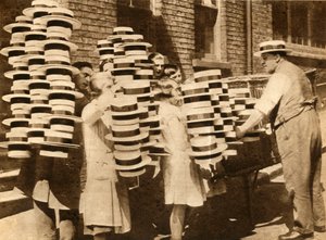 麦わら帽子は1930年、1933年に人気を博しました。 作： Unbekannt