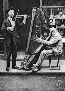 ストリートミュージシャン、ロンドン、1926-1927 作： Unbekannt