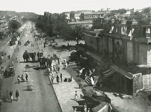 1895年、インドのジャイプールの街のストリートシーン。 作： Unbekannt