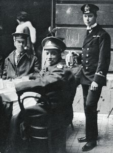 1916年、バッキンガム宮殿で負傷した兵士にお茶を出したアルバート中尉 作： Unbekannt