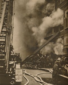 狭い街の通りでの大火の鎮圧、c1935。 作： Unbekannt