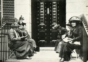 1914年4月6日、1947年、サーエドワードカーソンズロンドンの家の玄関先で待機しているSuffragettes。 作： Unbekannt