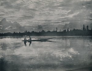 1936年、カシミールのダル湖に沈む夕日。 作： Unbekannt