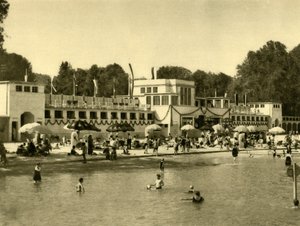 オーバーオーストリア、グムンデン、トラウンゼー湖での水泳、c1935。