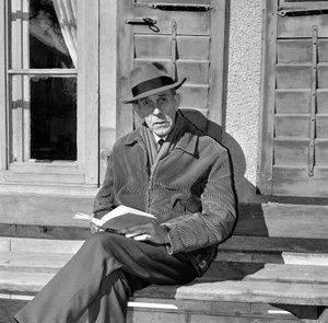 スイス Gustave Literature Roud (モノクロ写真)