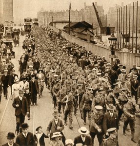 サマーキャンプからの領土-ウェストミンスターブリッジを越えて容易に行進するテリア、1914-1918、1933年。 作： Unbekannt