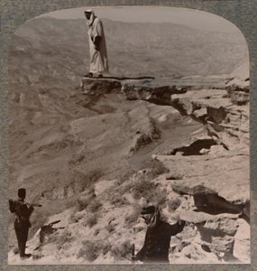 アルノ。岩の上に立っているドラゴマン、c1900