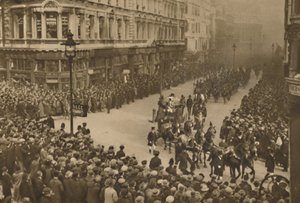 市長はビクトリアストリートに女王の新市長とその行列を見守るためにc1935と並ぶ。 作： Unbekannt
