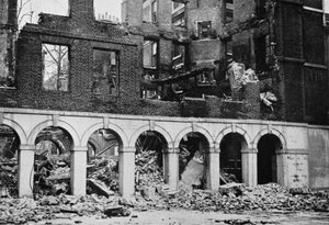 火事で難破した後の寺院の回廊、1941 作： Unbekannt