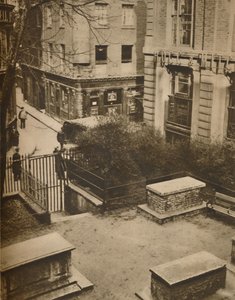 聖オラベス教会の墓地にあるクーパーズアーム、シルバーストリート、c1935。
