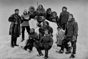 2回目の冬の後のフラム号の乗組員。 1895年2月24日、1895年1897年 作： Unbekannt