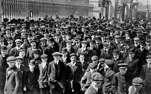1910年のバッキンガム宮殿の外の群集