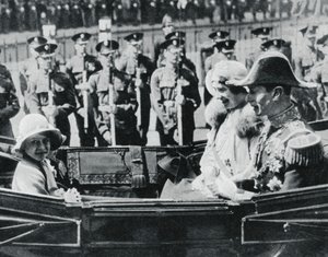 ヨーク公爵と公爵夫人、娘とセントポール大聖堂を離れる1935年、1937年 作： Unbekannt