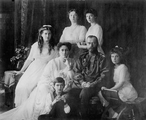 ロシアの皇帝ニコラス2世の家族、1910年代。 作： Unbekannt