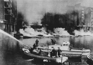 消防士は危険の最前線にいた1941 1942 作： Unbekannt