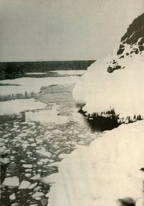 最初の着陸場所、湾の氷の破壊と北への漂流を示す、1908年、1909年 作： Unbekannt