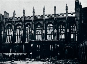 内側の寺院の歴史的なホールは完全に火事で焼失しました、1941 作： Unbekannt