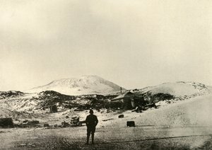 1908年、1909年の秋にエレバス山を背景にした小屋。 作： Unbekannt