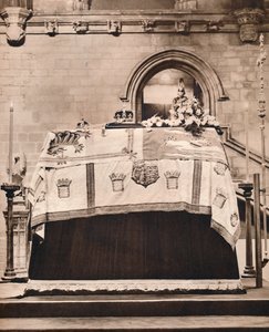 1936年、ウェストミンスターホールにあるキングジョージの棺の上の王冠、オーブ、セプター 作： Unbekannt