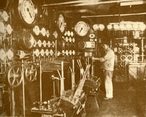 アキタニアのメインエンジン制御プラットフォーム。c1930。 作： Unbekannt