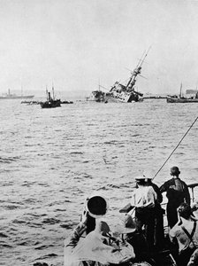 1915年に敵の潜水艦に魚雷を発射された後、沈没した雄大な 作： Unbekannt