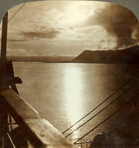 7月の真夜中の太陽、スピッツベルゲンと北極海の崖、c1905。 作： Unbekannt