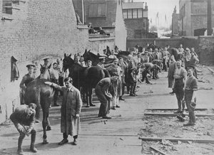 1915年、ファリアーズスクールで訓練中の新軍 作： Unbekannt