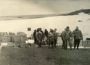 小屋を離れるエレバス山を登った党、1908年、1909年。