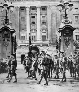 1914年8月、ロンドンのグレナディアガードに任命されたプリンスオブウェールズ 作： Unbekannt