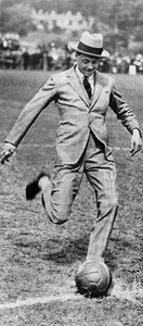 1921年、スパーズ対フラムのサッカーの試合を開始するプリンスオブウェールズ 作： Unbekannt