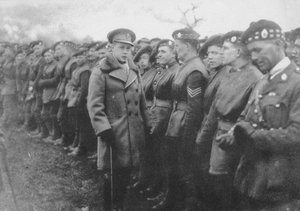 第一次世界大戦前線でイギリスの兵士と話しているプリンスオブウェールズ、c1914-c1918 1936 作： Unbekannt