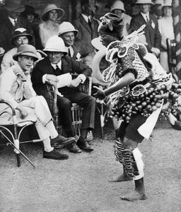 伝統的なダンスを見ているプリンスオブウェールズ、フリータウン、シエラレオネ、1925