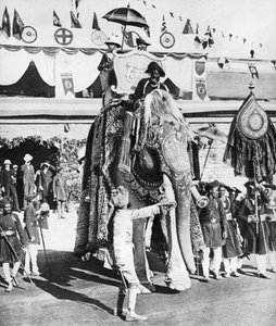 1921年のインディアンツアー中にグワリエルのマハラジャと一緒にプリンスオブウェールズを訪れました。 作： Unbekannt