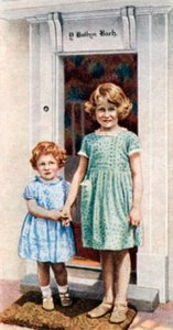 リトルハウスのドアにあるエリザベス王女とマーガレットローズ、1933年、c1935 作： Unbekannt