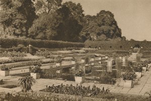 ケンジントン宮殿のダッチガーデンの静かな、ロックされたゲートで守られたc1935。 作： Unbekannt