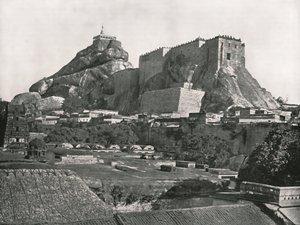 北から見た岩、トリヒノポリ、インド、1895年。 作： Unbekannt