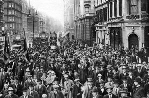 1926-1927年にロンドンのオックスフォードストリートを行進している救世軍 作： Unbekannt