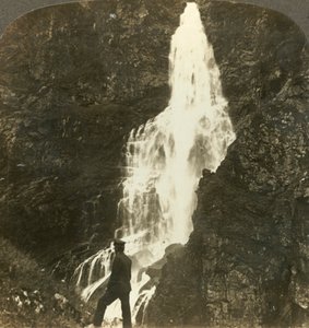 ノルウェー、ネロダール、c1905にあるスタールハイムホテルの近くにある、波打つ水しぶきがかかるセブル滝。